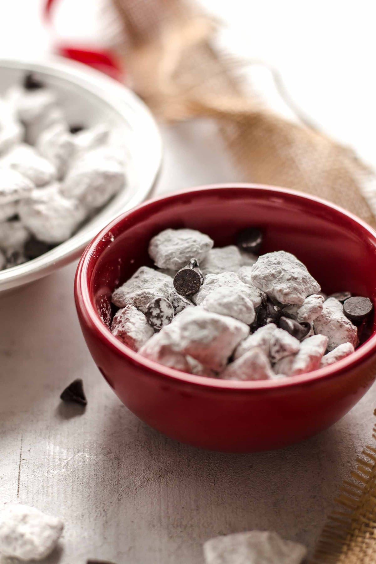 pequeño tazón rojo de chow de caramelo con chips de chocolate