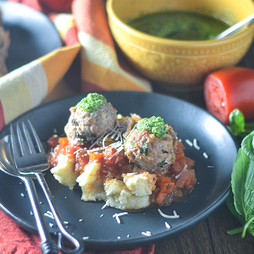 Almôndegas de peru italiano na polenta de queijo 