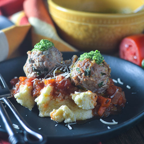 Almôndegas de peru italiano na polenta de queijo 
