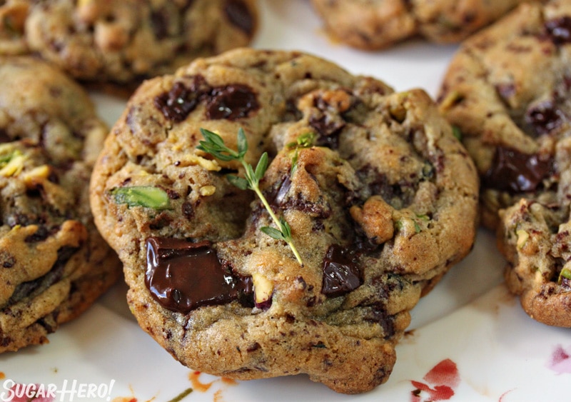 Biscoitos de Chocolate Clemen-Tomilho - Tiro direto de um biscoito de chocolate e tomilho por cima. O | From SugarHero.com