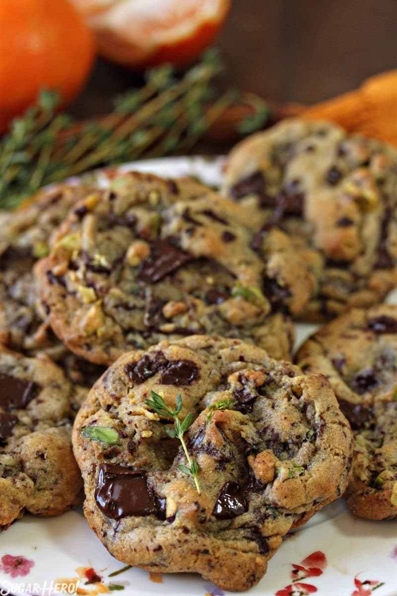 Clemen-tomilho biscoitos de chocolate - um tiro de um prato cheio de biscoitos de tomilho em cima de um biscoito. O | From SugarHero.com