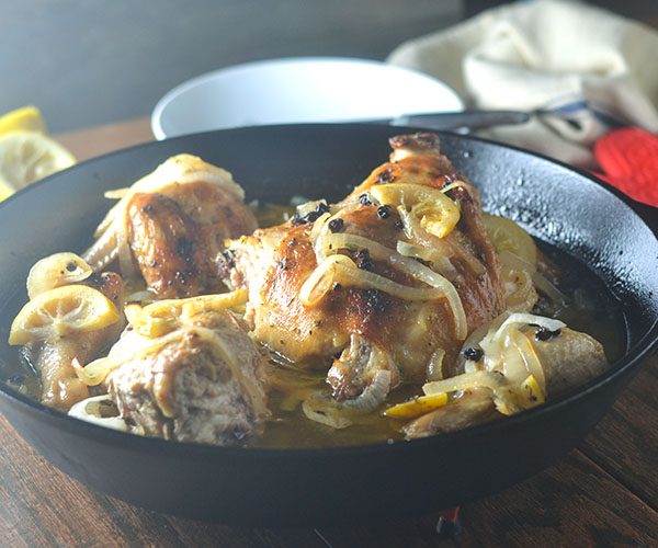 Frango e cebola assados ​​com limão inteiro #chickenrecipes #lemons #castironskillet #glutenfree | feedyoursoul2.com
