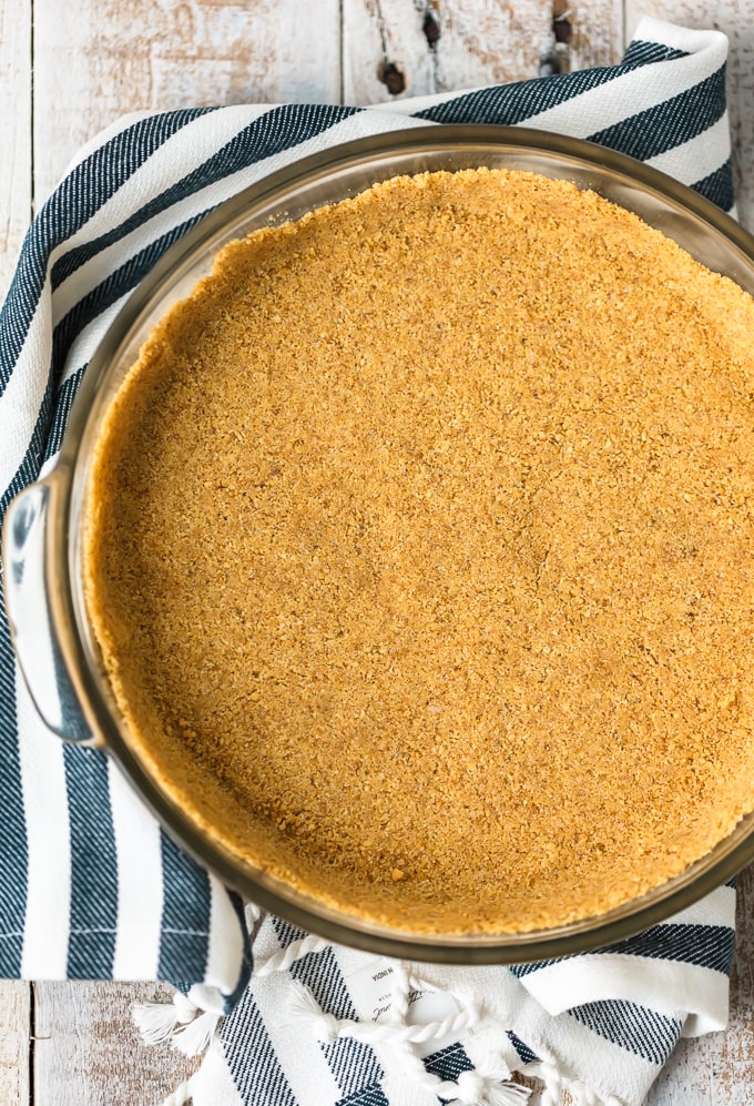 corteza de galleta Graham casera en un plato de tarta, visto desde arriba