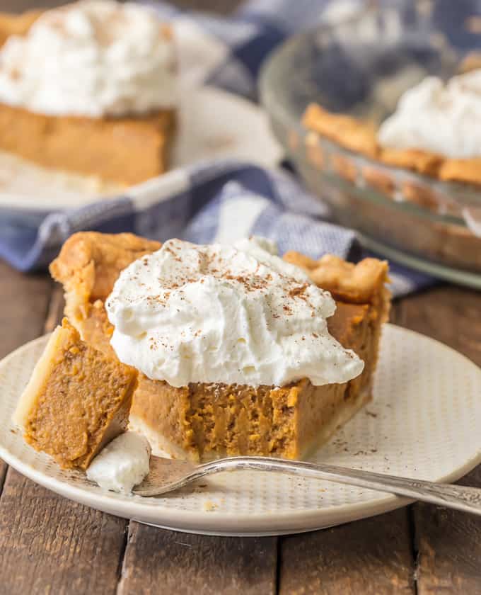 Sobremesas fáceis de Ação de Graças: Torta de abóbora caseira em um prato branco
