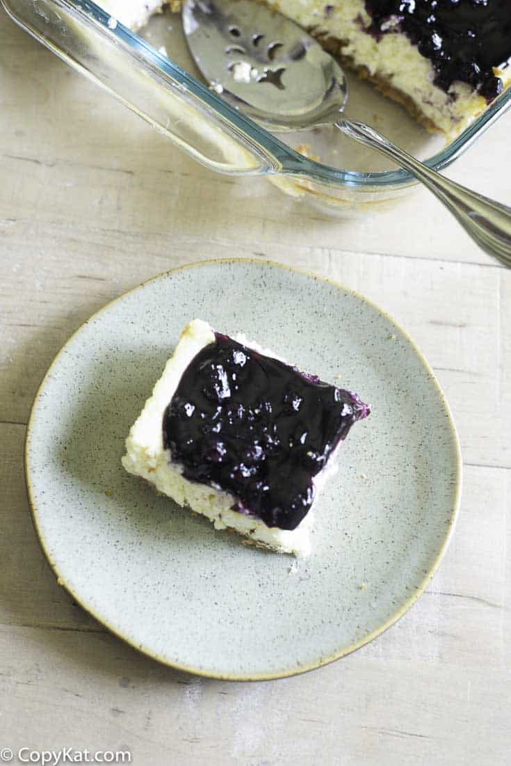 uma fatia de um bar de cheesecake de mirtilo 