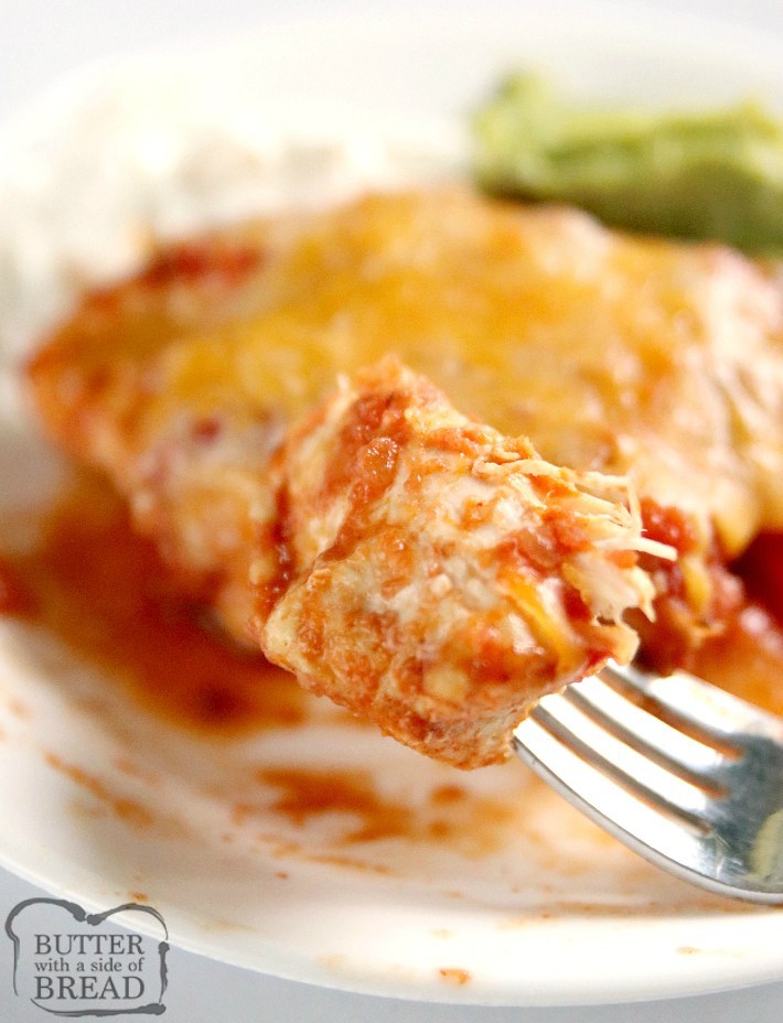 O Easy Salsa Chicken é feito com quatro ingredientes para uma refeição rica em proteínas e pouco carboidrato, com muito sabor! Esta receita de molho de frango é fácil e deliciosa!