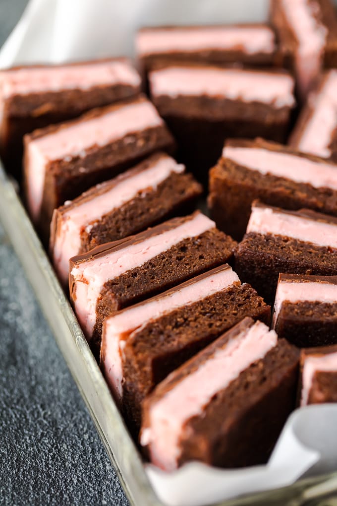 Receta fácil de brownie con una capa de brownie de chocolate y una capa de relleno de fresa