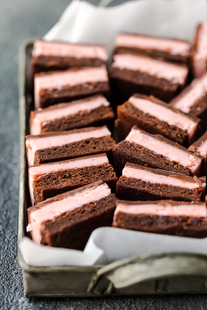 Brownies de fresa cubiertos de chocolate