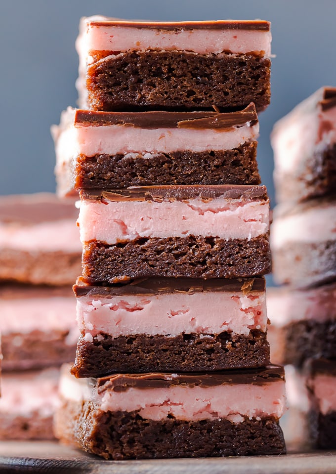 Una pila de brownies de fresa cubiertos de chocolate