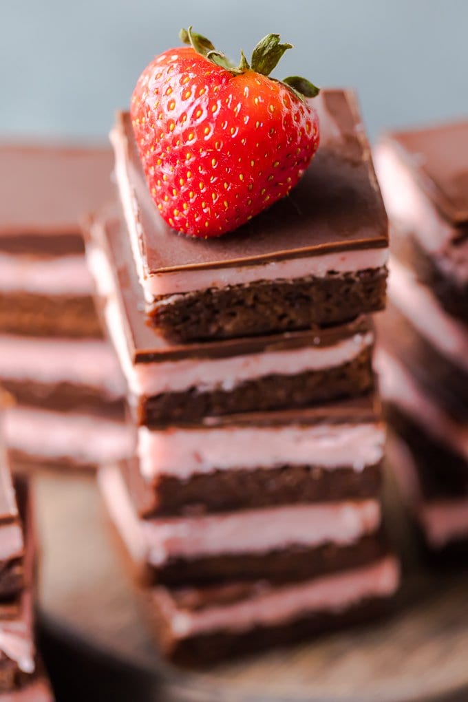 Una pila de brownies con una fresa encima