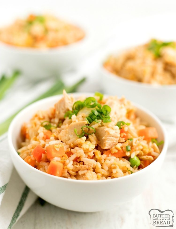 A receita de frango com arroz frito é uma ideia perfeita para um jantar durante a semana! Fácil de fazer e confiar em mim, o arroz frito caseiro é muito melhor. Instruções para fazer arroz frito usando ingredientes simples.