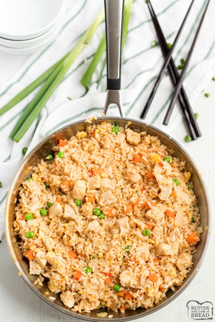 A receita de frango com arroz frito é uma ideia perfeita para um jantar durante a semana! Fácil de fazer e confiar em mim, o arroz frito caseiro é muito melhor. Instruções para fazer arroz frito usando ingredientes simples.