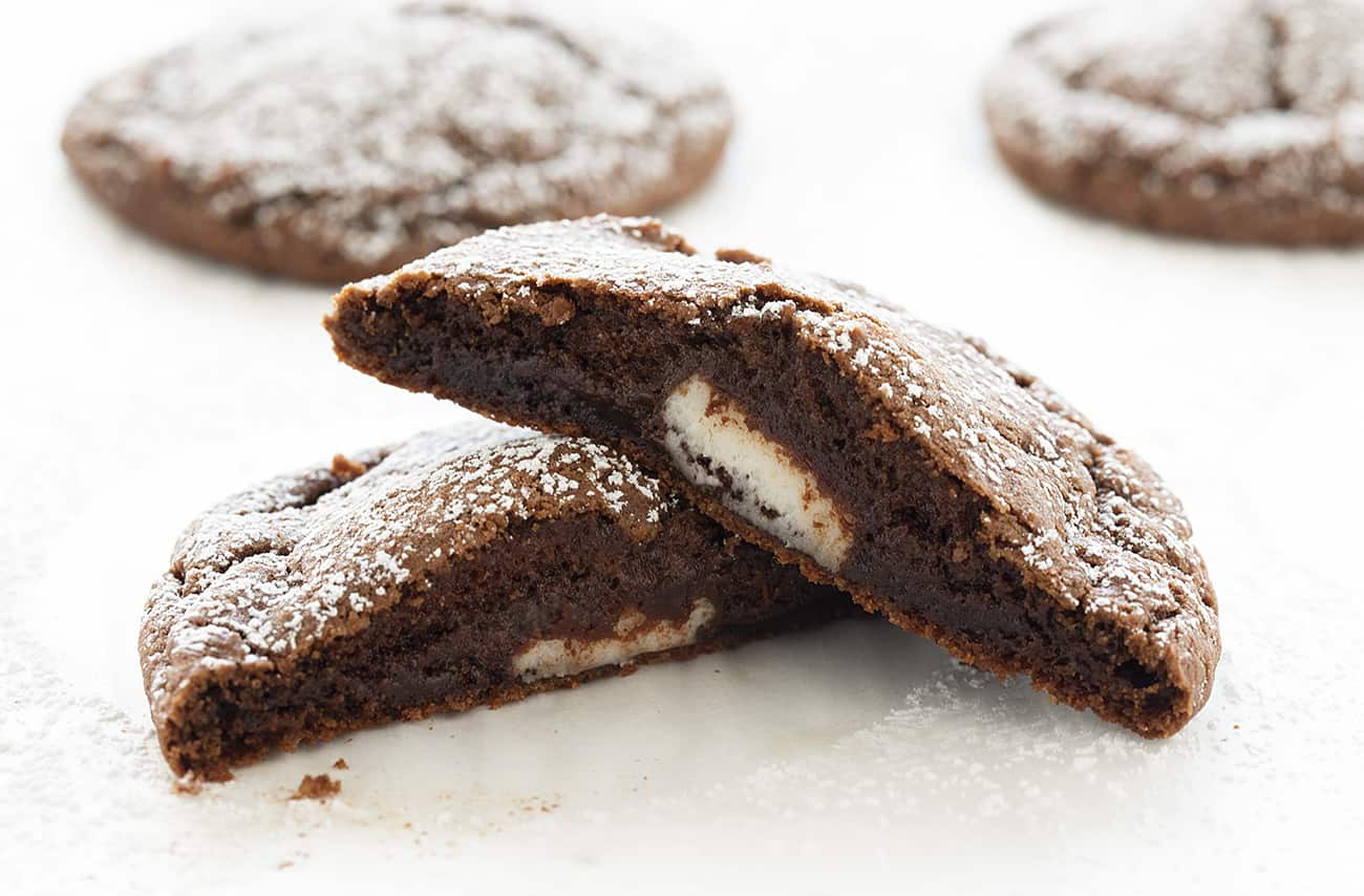 Bolinhos de microplaqueta de chocolate recheados Patty de hortelã-pimenta é um biscoito de chocolate que explode com um hambúrguer de hortelã surpresa dentro para o deleite perfeito para férias! biscoito de chocolate recheado com torta de hortelã, tortas de hortelã, biscoitos de chocolate, iambaker, doces de férias, biscoitos de chocolate com menta, assando, biscoitos Biscoito de chocolate recheado com empada de menta