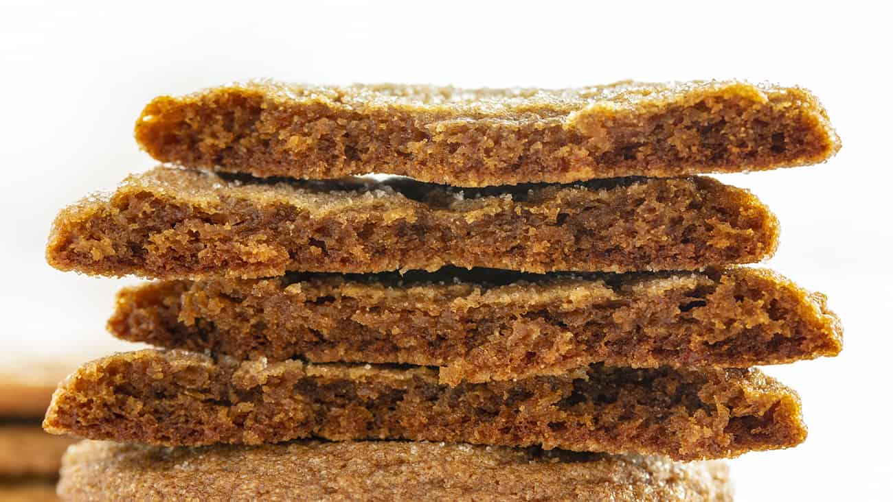 Biscoitos de gengibre macios empilhados e quebrados