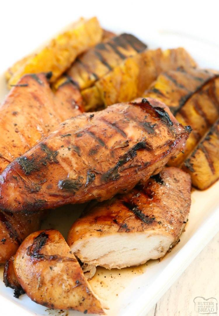 Frango com mel e abacaxi é perfeito para jantares de verão! Esta receita de marinada de frango grelhado, doce e picante, produz frango tenro, suculento e saboroso.