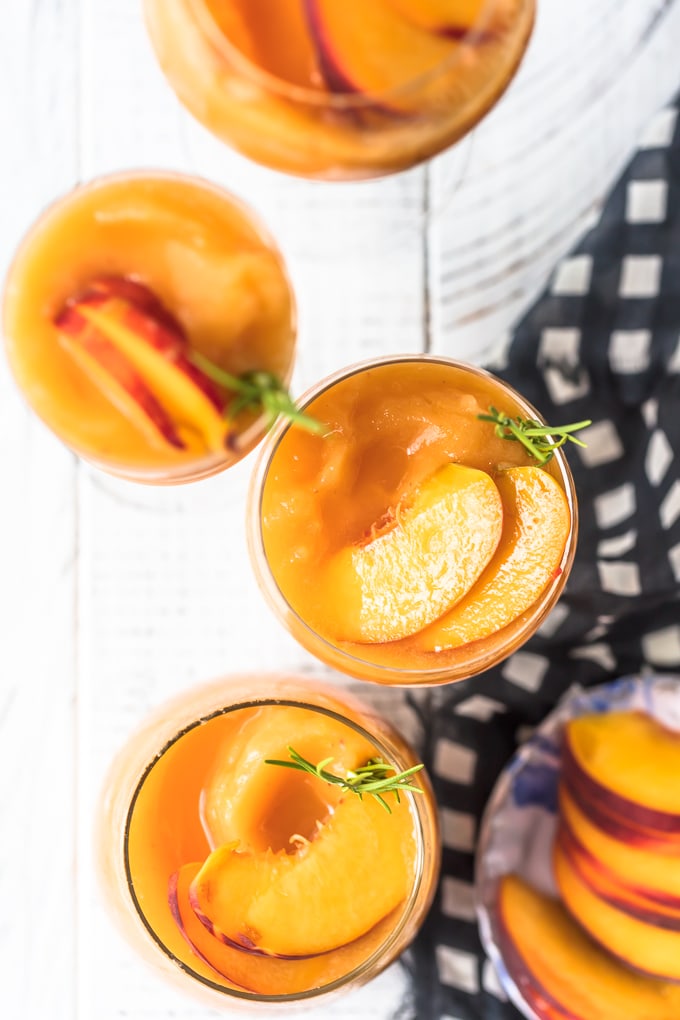 Fotografía cenital de la receta Frose de durazno