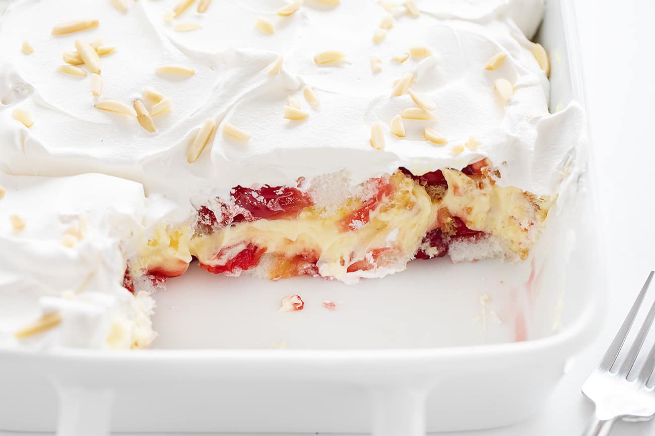 Cherry Vanilla Heaven Dessert em uma frigideira branca
