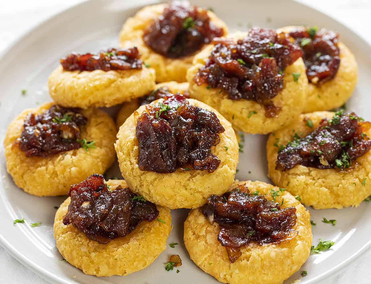 Lanches de queijo de impressão digital em um prato