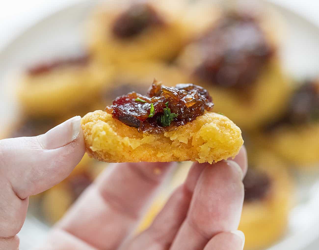 Morda o aperitivo de queijo Thumbprint