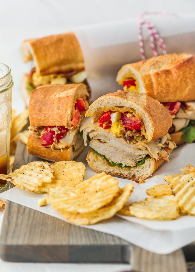 Sub sandwich cortado en trozos pequeños, en un plato con papas fritas