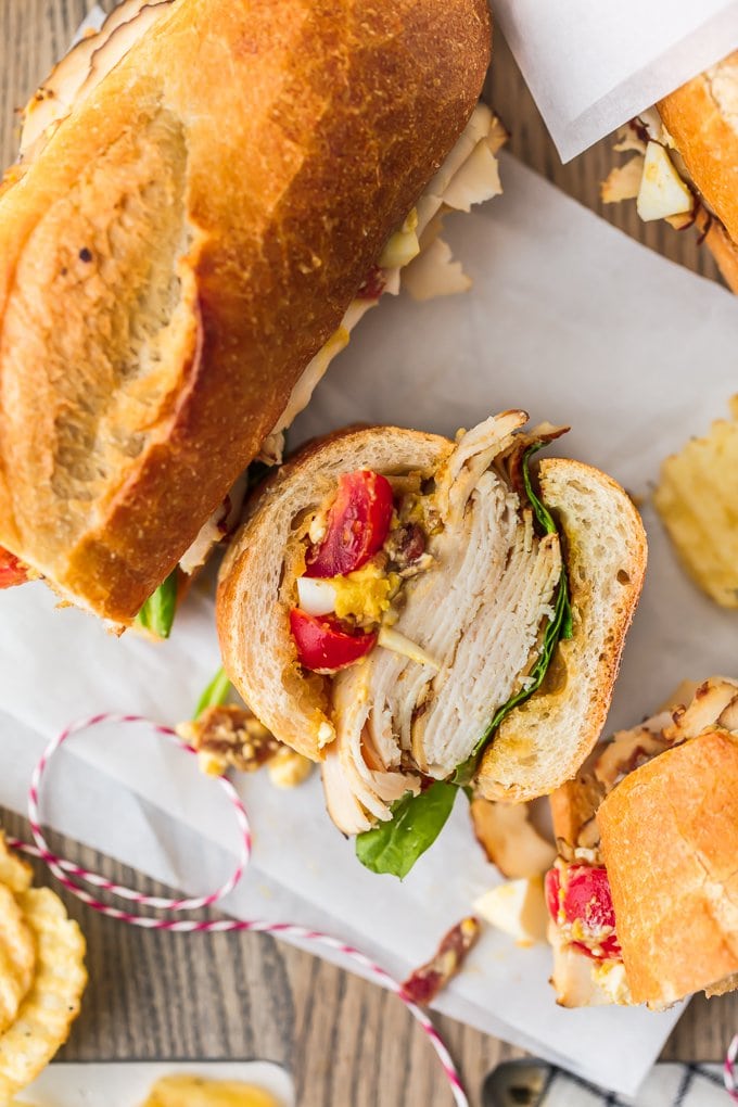 Sándwich secundario en capas con pechuga de pollo teriyaki en rodajas, aderezo teriyaki y mezcla de ensalada de cobb