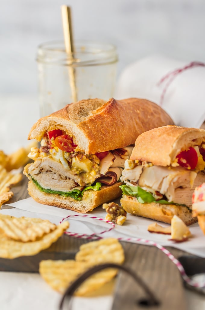 Rodajas de pechuga de pollo y ensalada de cobb en un sándwich secundario