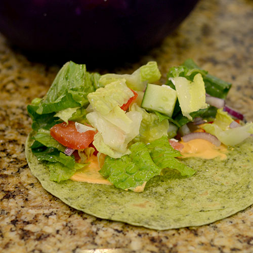 Salada, alface, pepino, tomate, cebola vermelha.