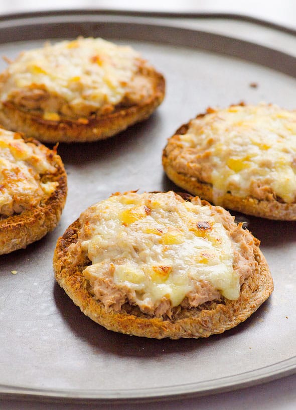 Receita saudável de fusão de atum com atum selvagem, um pouco de queijo creme e sem maionese, servida em um muffin inglês de grãos inteiros.  O | .com