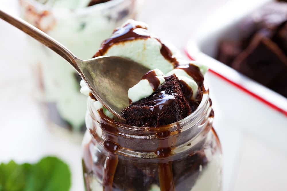 Golosinas de frasco de masón de menta y chocolate