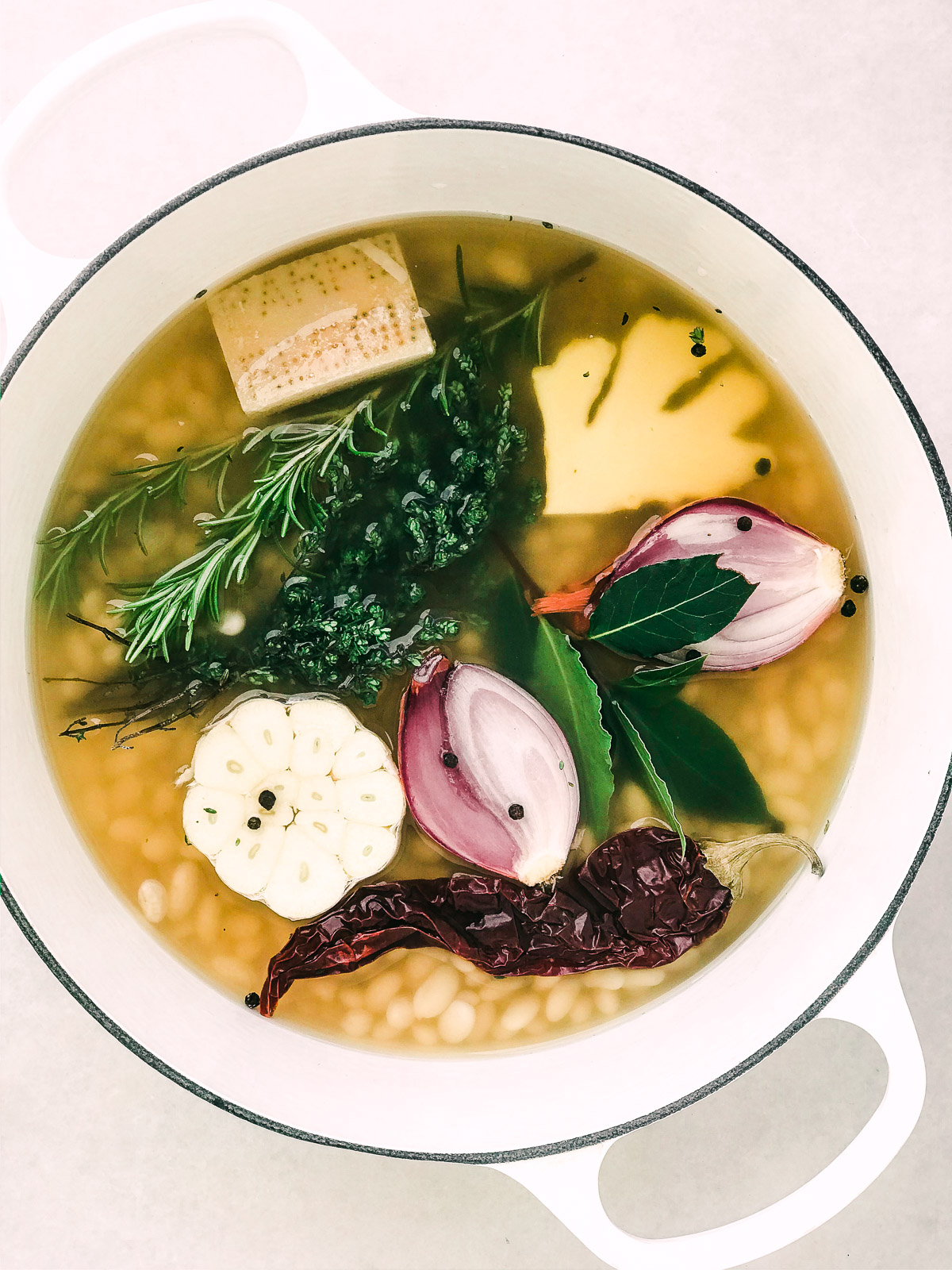 fazendo caldo de feijão e torradas de alho