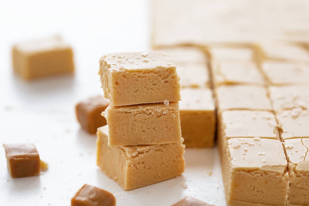 Pedaços empilhados de doce de caramelo salgado