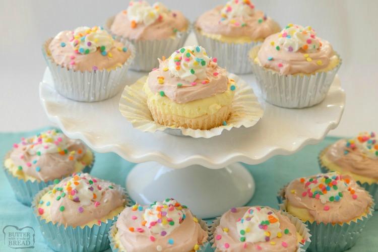 Mini cheesecakes não cozidos, perfeitos para a primavera! Sobremesas fáceis com um recheio de queijo de baunilha doce e cremoso que se prepara em minutos.