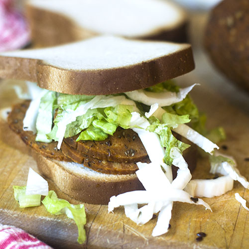 SanduĂche vegano sem glĂșten de pastrami SanduĂche vegano sem glĂșten de pastrami #vegan # sem glĂșten #pastrami # sanduĂche | feedyoursoul2.com