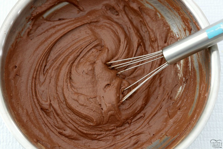 A melhor receita de brownie clássica feita com ingredientes básicos e assada com perfeição com chocolate!  A cobertura de chocolate fácil é incrível.  Estes são realmente os melhores BROWNIES!