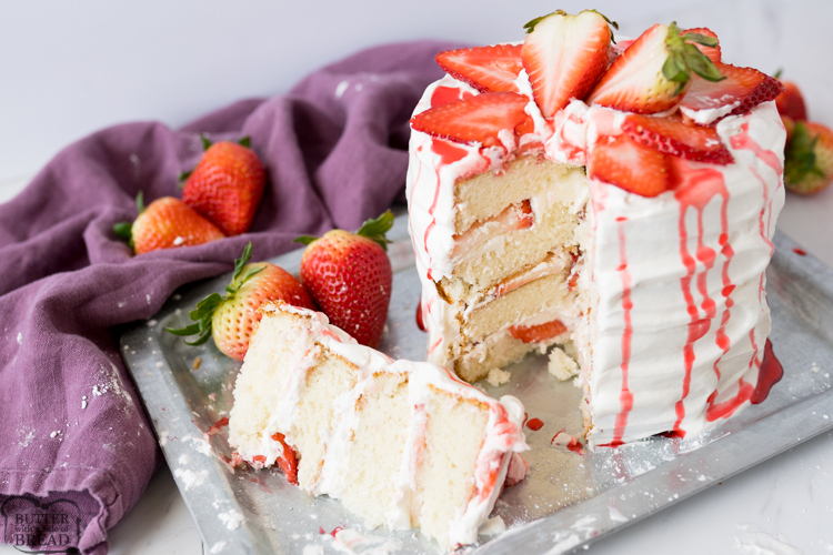 Strawberry Shortcake Cake Ă© um lindo bolo de baunilha recheado com cobertura de baunilha e morangos frescos. Camadas deliciosas de bolo de morango tornam este bolo de morango fĂĄcil e elegante. #cake #strawberry #shortcake #strawberries #baking #dessert #recipe de MANTEIGA COM UM LADO DE PĂO