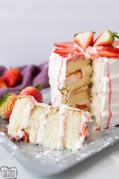 Bolo de morango e creme, pronto e servido.