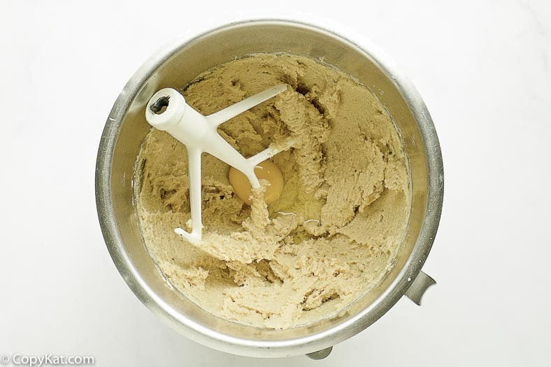 misture a massa de biscoito com lascas de chocolate