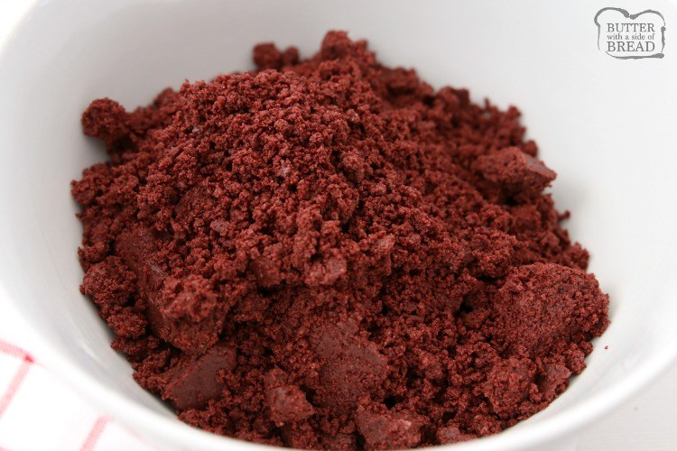 Bolas de veludo vermelho Oreo feitas com apenas 3 ingredientes e perfeitas para o dia dos namorados! Feito em minutos e tão delicioso, ninguém pode imaginar que eles são feitos com biscoitos Oreo!