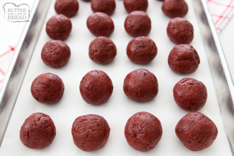 Bolas de veludo vermelho Oreo feitas com apenas 3 ingredientes e perfeitas para o dia dos namorados! Feito em minutos e tão delicioso, ninguém pode imaginar que eles são feitos com biscoitos Oreo!