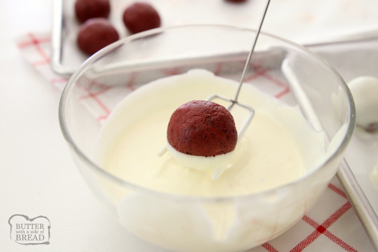 Bolas de veludo vermelho Oreo feitas com apenas 3 ingredientes e perfeitas para o dia dos namorados! Feito em minutos e tão delicioso, ninguém pode imaginar que eles são feitos com biscoitos Oreo!
