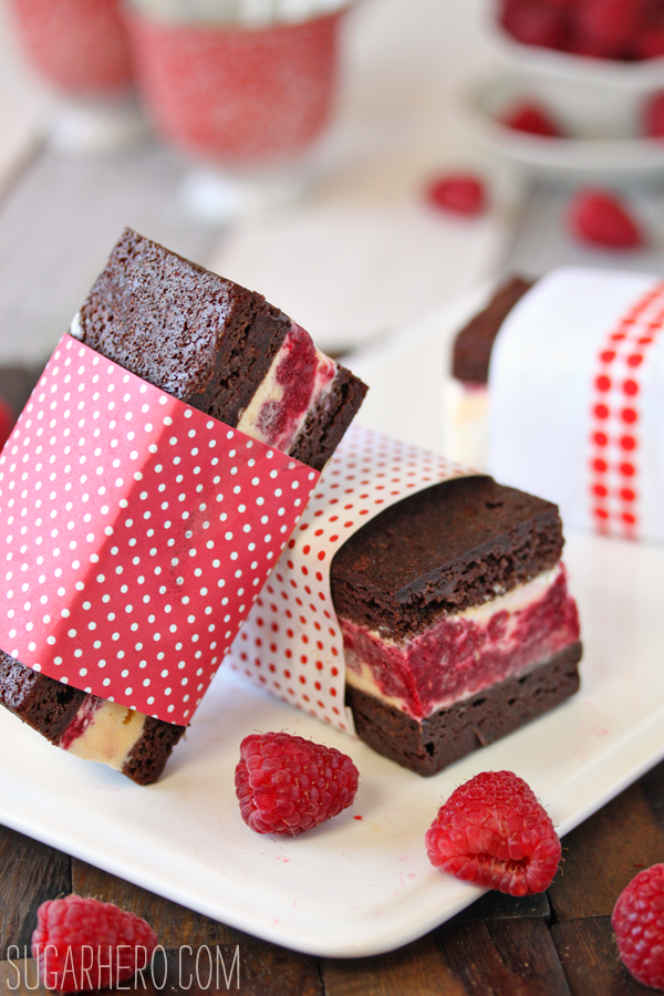 Brownie framboesa redemoinho sorvete sanduíches | SugarHero.com