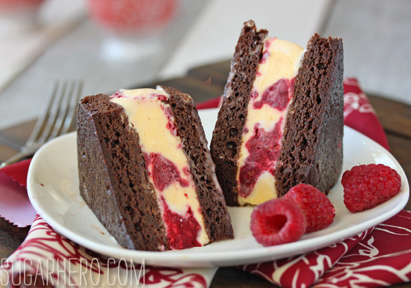 Brownie framboesa redemoinho sorvete sanduíches | SugarHero.com