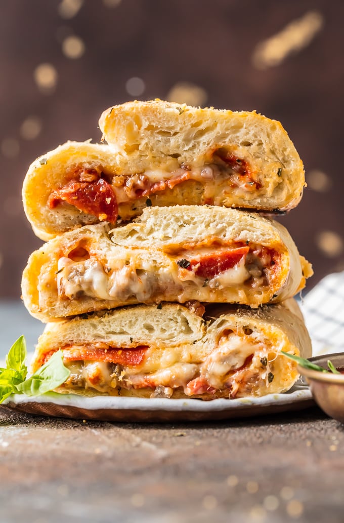 Esta receita fácil Stromboli é uma das nossas refeições à noite para toda a família que ama. Amantes da carne Stromboli é recheado com linguiça suculenta, calabresa e bacon e carregado com queijo. A crosta é assada crocante por fora e macia por dentro para o Stromboli perfeito e perfeito! 