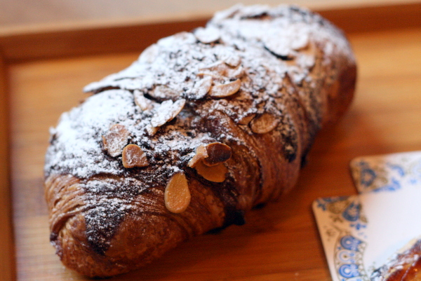 Um café da manhã de croissant para começar o seu dia na Espanha. Aprenda sobre alimentos espanhóis.