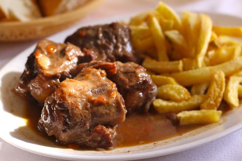 Rabo de Toro para um menu de almoço do dia em Madri. Horas de comida espanhola 101!