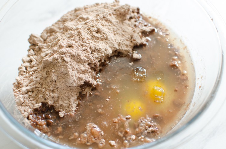 mistura de brownie, ovos, água e óleo na tigela 
