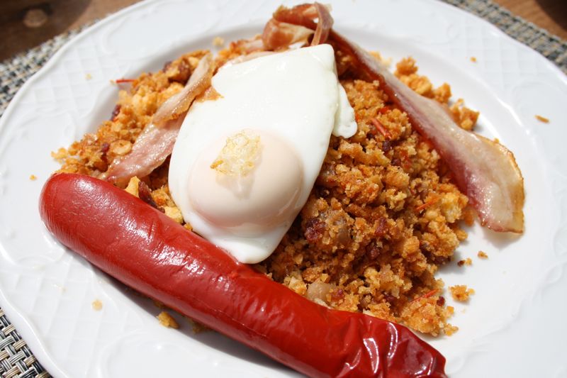 As migalhas da Extremadura são um delicioso prato de ovo espanhol feito com farinha de rosca e um ovo frito! Você tem que tentar na Espanha.