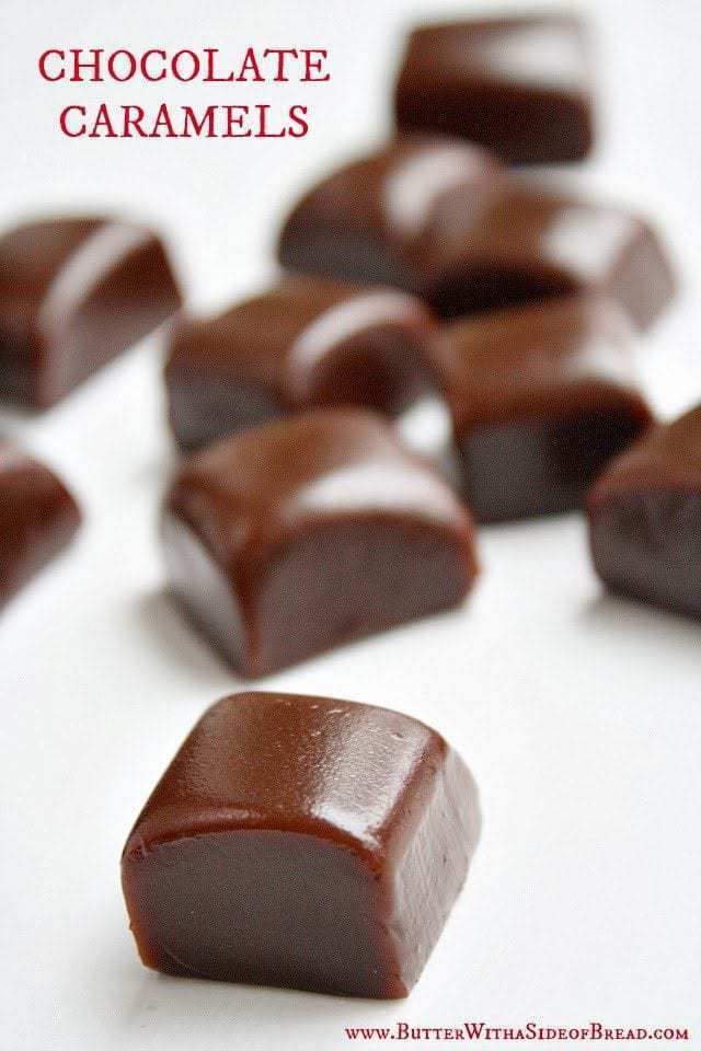 Bombons de chocolate são doces caseiros macios e em borracha de 4 ingredientes com a incrível adição de chocolate. Fácil de fazer e guloseimas perfeitas para as férias. Receita incrível para #caramelo # caramelo # caseiro com # chocolate # Natal # doces # férias