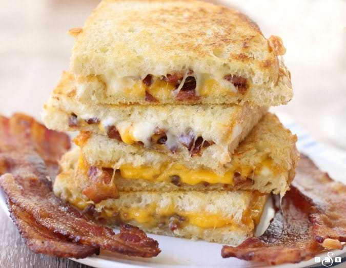 Queijo Grelhado Com Bacon Fácil ~ Bacon Crocante Picado com 2 Tipos de Queijo em Massa de Pão Grelhada! 