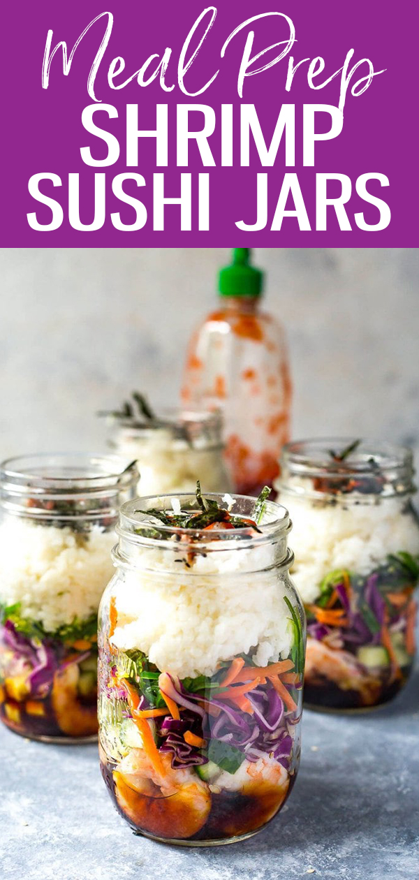 Estes frascos de sushi de dinamite e camarão são o almoço perfeito, embalado com todos os sabores do seu rolo de sushi favorito, juntamente com salada de algas! #shrimp #sushijars #masonjar #mealprep